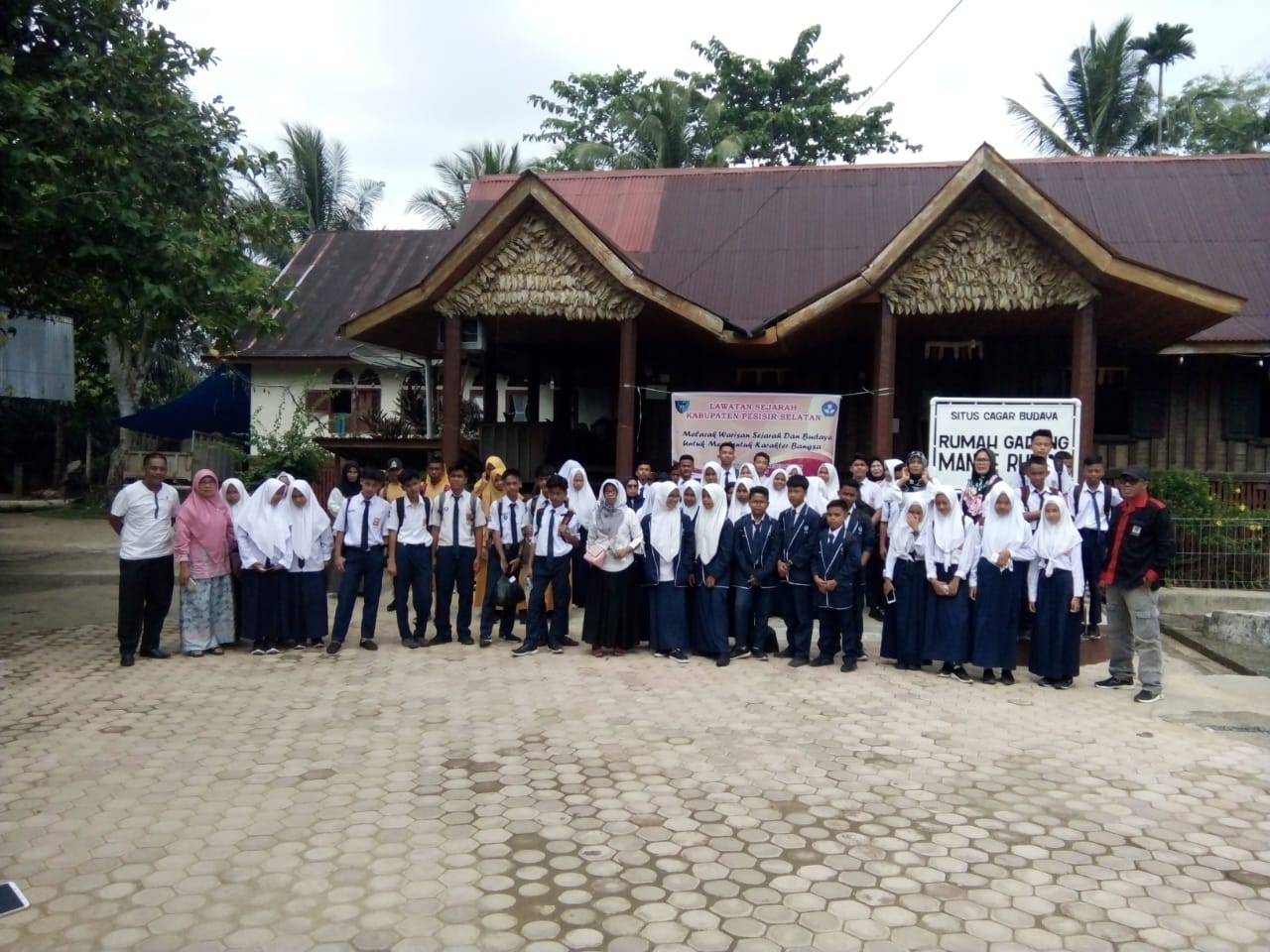 Siswa dan Guru SMP Ikuti Lawatan Sejarah Kabupaten Pesisir Selatan Tahun 2019