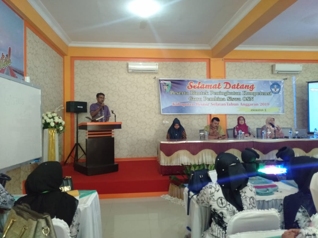 Acara Pembukaan Bimtek Guru Pembina OSN Jenjang SD di Hotel Giszella Pasar Baru Bayang