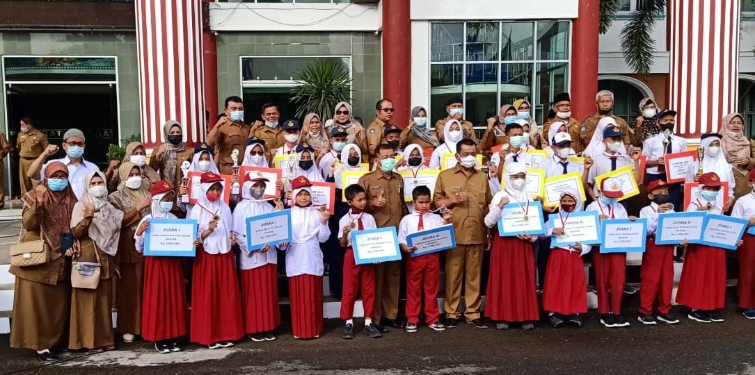 Bupati Pesisir Selatan, Drs. Rusma Yul Anwar, M.Pd menyerahkan hadiah pemenang Lomba KOSN dan FLS2N 