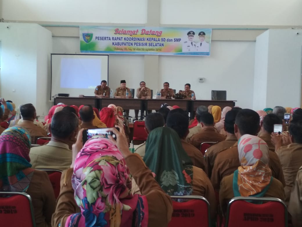 Disdikbud Gelar Rapat Koordinasi Kepala SD dan SMP se Kabupaten Pesisir Selatan