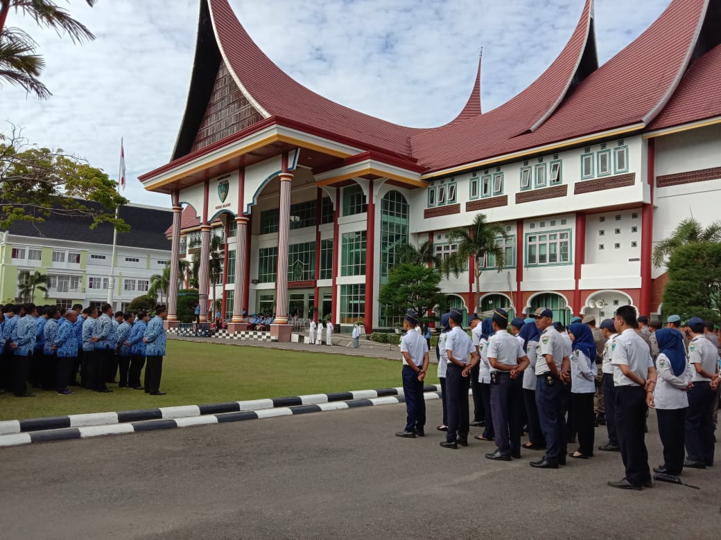 Rusmayul Anwar pimpin Upacara Hari Pendidikan Nasional di Halaman Kantor Bupati Pesisir Selatan