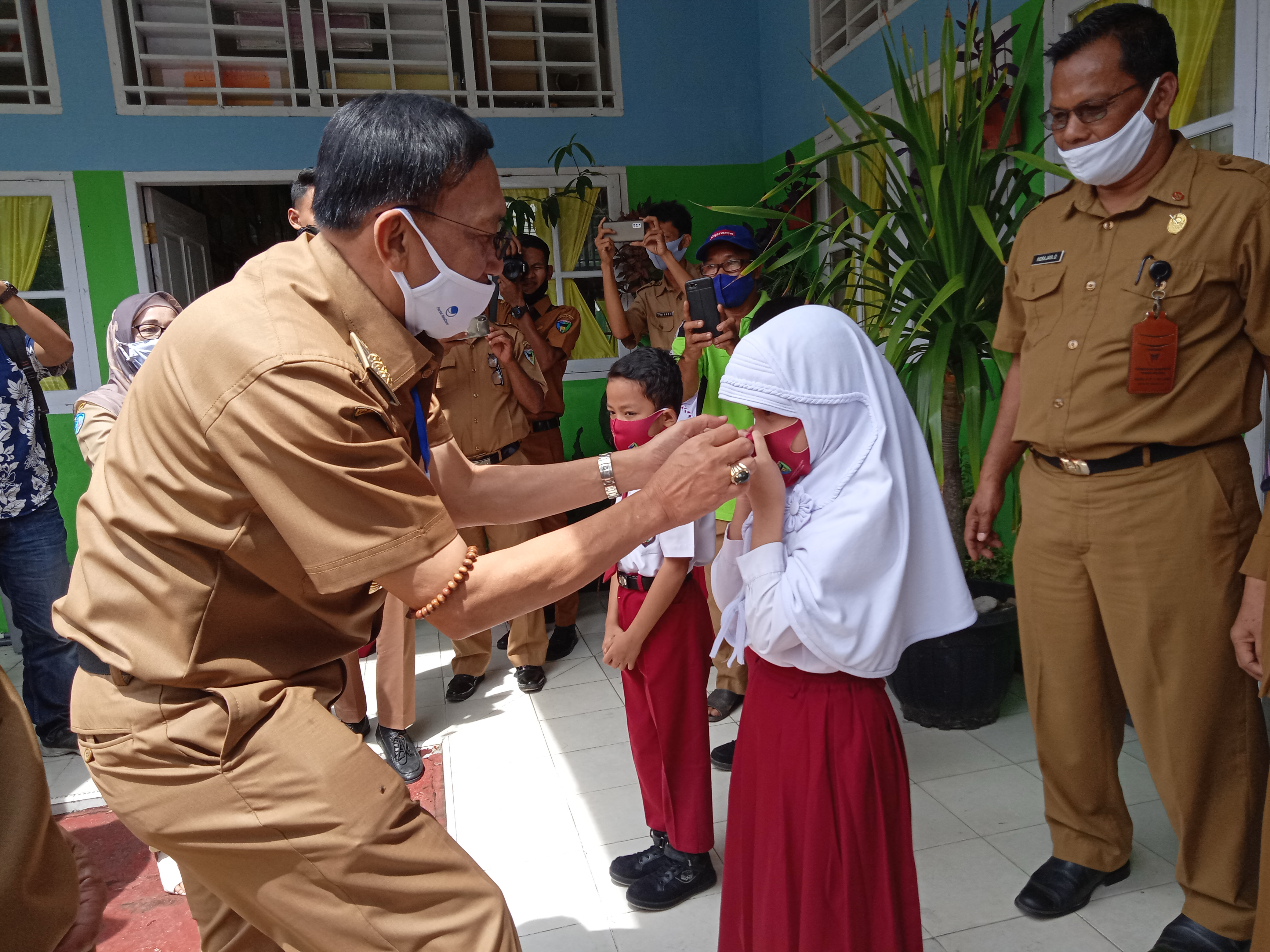 Motivasi Kesadaran Penerapan Protokol Kesehatan Di Sekolah, Bupati Hendrajoni Sumbang Beli Masker