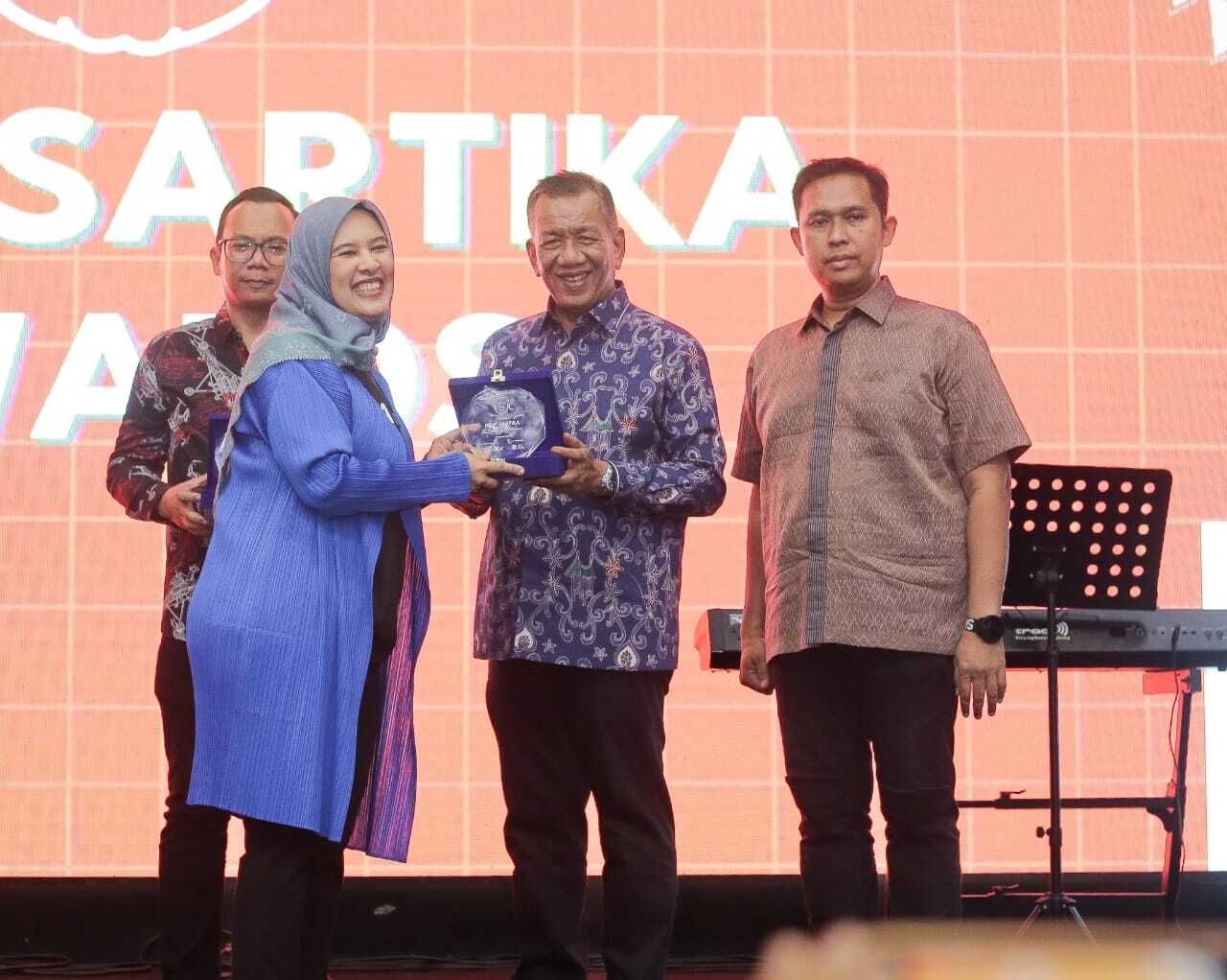 Dari Guru Mampu Jadi Bupati Pesisir Selatan, Rusma Yul Anwar Terima Anugerah Dewi Sartika Awards 202